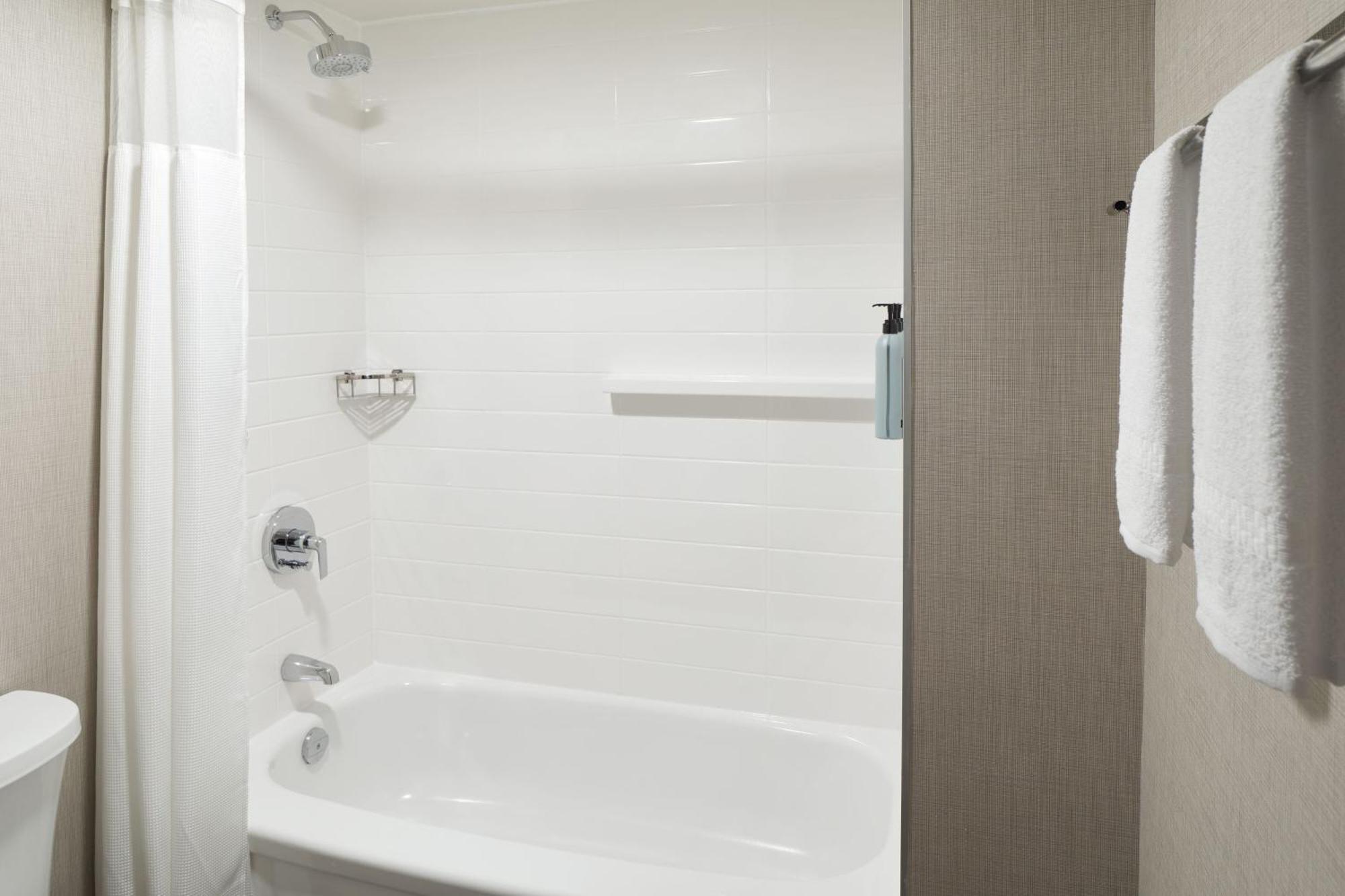 Residence Inn By Marriott Montreal Airport Dorval Bagian luar foto