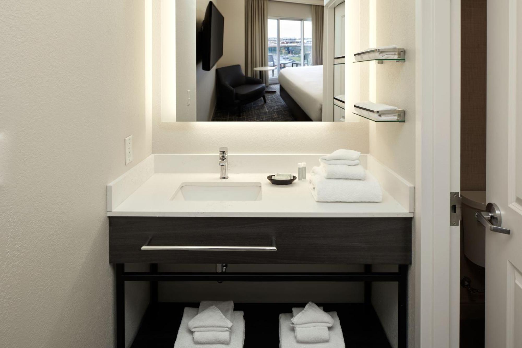 Residence Inn By Marriott Montreal Airport Dorval Bagian luar foto